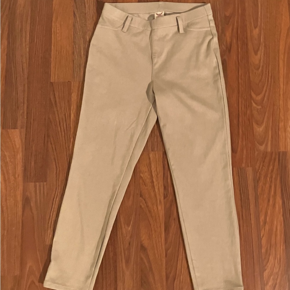 Brand: Faded Glory
Size: 4-6
Material: Polyester, Cotton, & Spandex